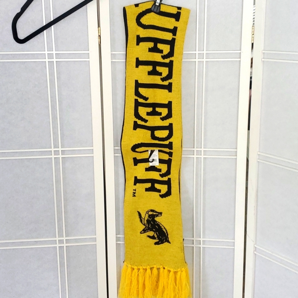 NWT Harry Potter HUFFLEPIFF Reversible Scarf